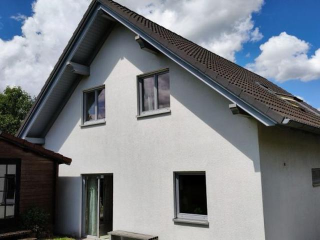 Familienfreundliches Einfamilienhaus mit großer Küche, Gartenhütte und Doppelcarport in Oelkassen