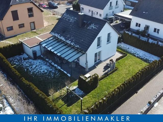 Familienfreundliches Einfamilienhaus mit Photovoltaikanlage, Wärmepumpe, Einbauküche und Garage in ruhiger und naturnaher Stadtrandlage