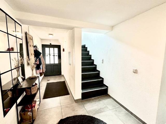 Familienfreundliches Haus mit 7 Zimmern, Garage und Terrasse