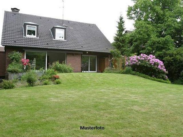 Familienfreundliches Holzriegelhaus mit viel Platz und Garage