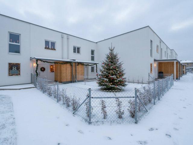 Familienglück im Grünen – nachhaltige Reihenhäuser am Kanal