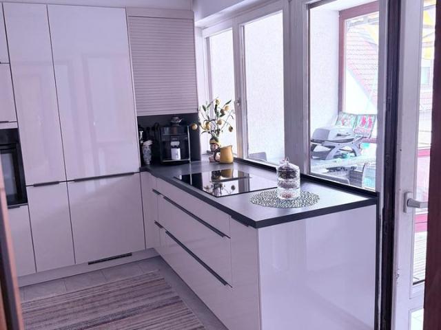 Geräumige 4,5 Zimmer Wohnung mit Tiefgarage und neue EBK