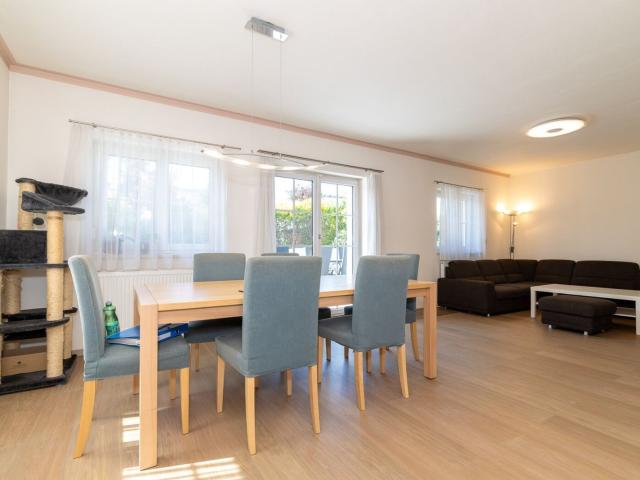 Familienhaus in Gramatneusiedl Welches Viel Platz Bietet, Garten und Pool