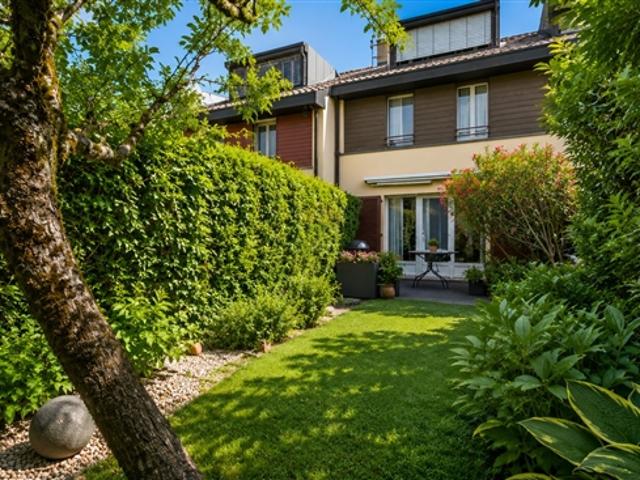 Elegantes Dreifach mit privatem Garten auf einem exklusiven Privatanwesen