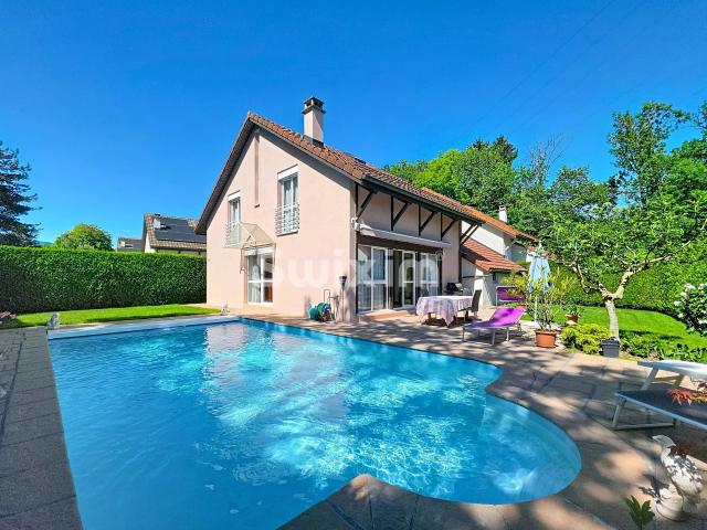 FAMILIENHAUS IN EINER RUHIGEN GEGEND MIT POOL