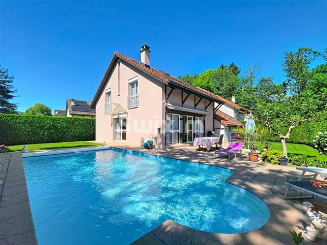 FAMILIENHAUS IN EINER RUHIGEN GEGEND MIT POOL