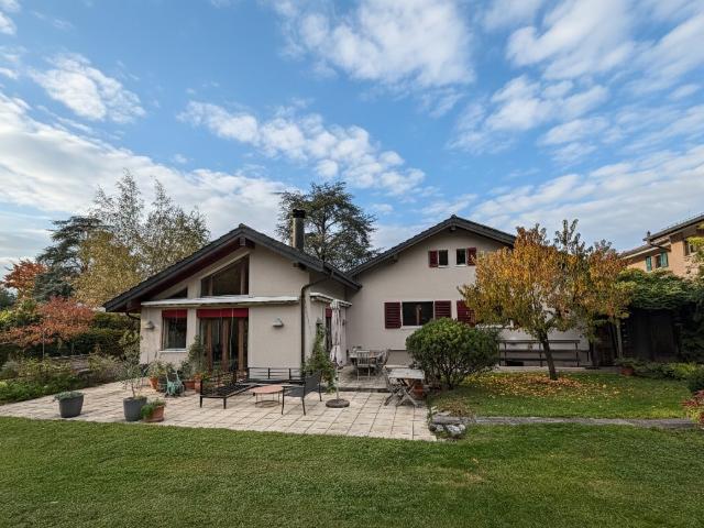 Familienhaus mit Außenbereichen im Herzen einer grünen Umgebung Vessy, Genf