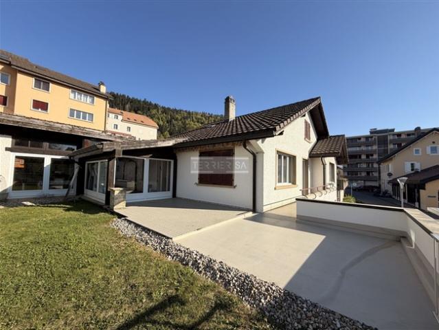 Familienhaus mit Büros, Garagen und großem Entwicklungspotenzial