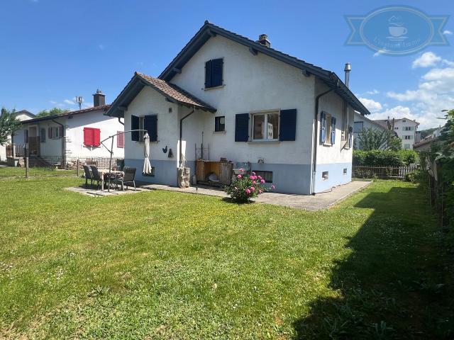 Familienhaus mit Garten und großzügigen Büchern in Porrentruy
