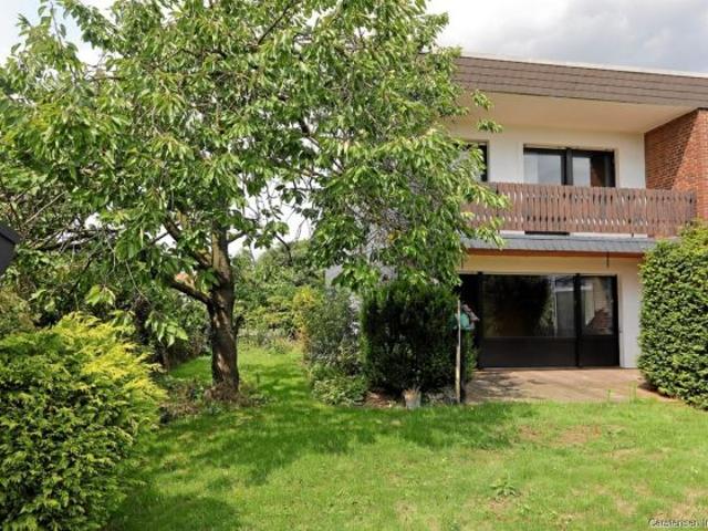 FAMILIENHAUS MIT POTENZIAL. HALBFREISTEHEND. SÜD LAGE. GARAGE