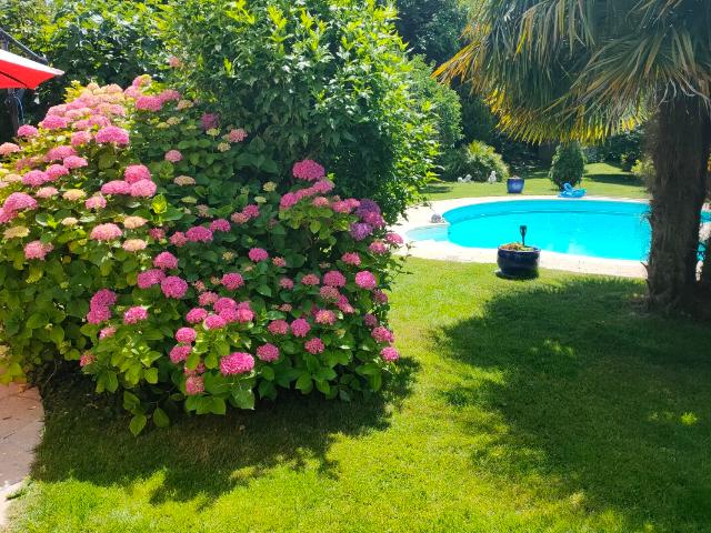 Familienhaus mit Schwimmbad und großem nach Süden ausgerichtetem Garten