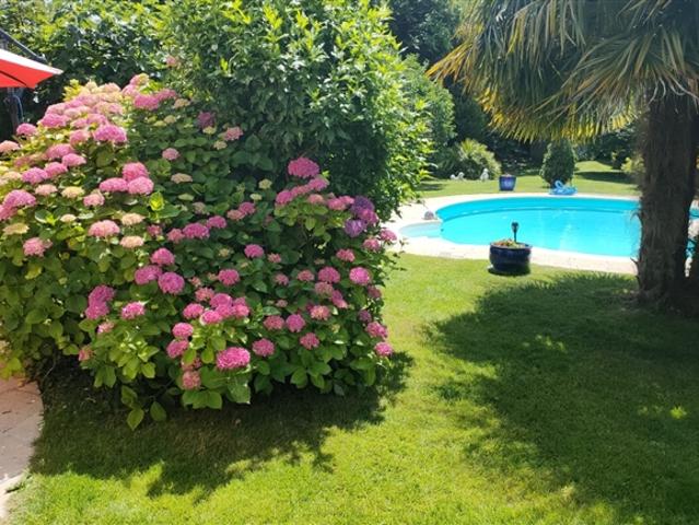 Familienhaus mit Schwimmbad und großem nach Süden ausgerichtetem Garten