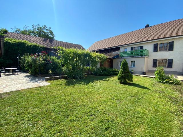 Familienhaus mit sehr schönem Grundstück und Scheune mit Gartenhaus