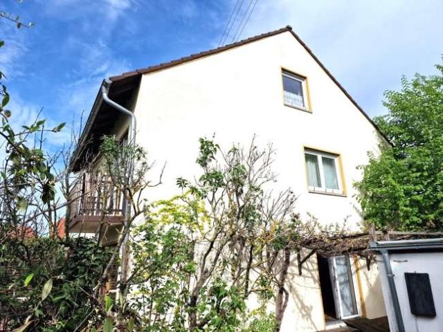 Familienheim mit großem Garten, Terrasse, Garage in begehrter Lage, bezugsfrei.
