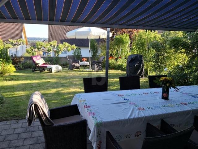 FAMILIENIDYLLE MIT ALPENBLICK
