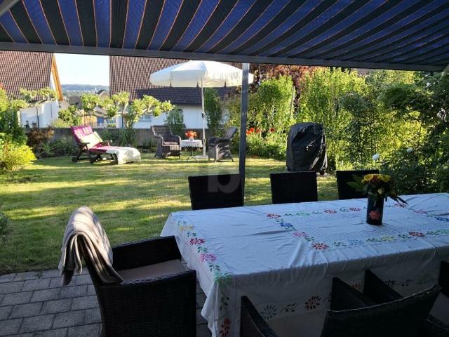 FAMILIENIDYLLE MIT ALPENBLICK