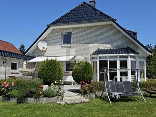 FAMILIENIDYLLE MIT KOMFORT IN FELDRANDLAGE