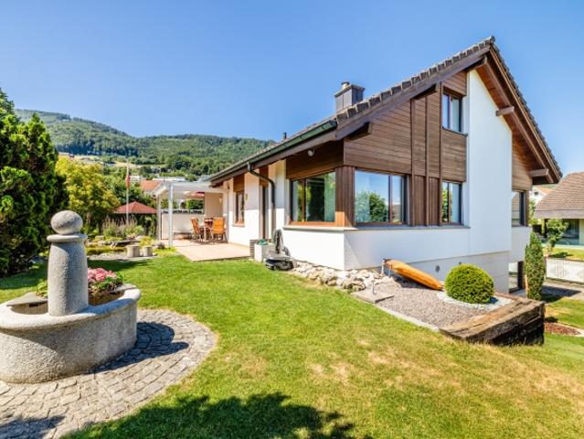 Familienidylle mit sonnigem Garten