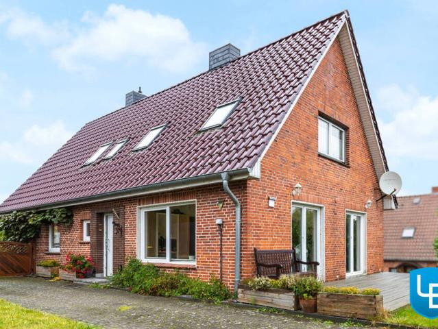 Familienparadies auf großem Grundstück: Gepflegtes und modernisiertes EFH mit weitläufigem Garten