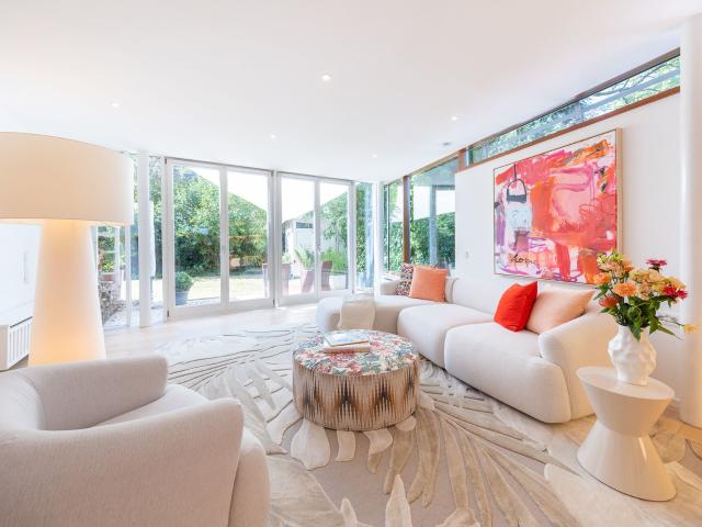 Familientraum in Trudering: Lichtdurchflutetes Architektenhaus, über 340 m² Wfl., Kaminlounge, malerischer Garten & Doppelgarage