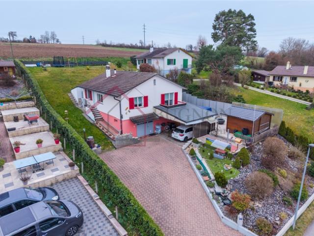 Familienvilla mit Reihenhaus, Schwimmbad und hohem Potenzial