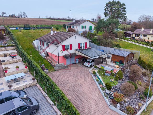Familienvilla mit Reihenhaus, Schwimmbad und hohem Potenzial