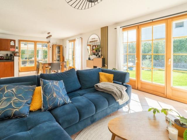 Familienvilla zum Verkauf – 4 Schlafzimmer, Garten, Terrassen komplett VS – ruhige und grüne Umgebung