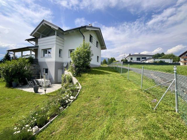 FAMILIENWOHNTRAUM AUF DER SONNENSEITE MIT MAGISCHEM AUSBLICK AUF DIE BERGE UND TEILWEISE AUF DEN MILLSTÄTTER SEE INKLUSIVE RUHE, NATUR & WEITE!