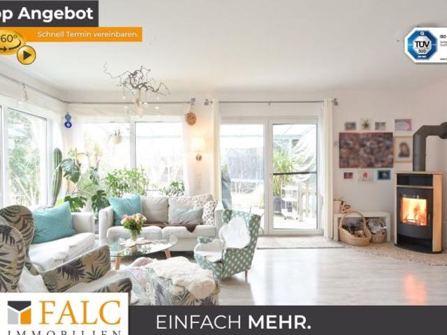 Familienzeit vor dem Kamin im paradiesischen Einfamilienhaus mit Pool