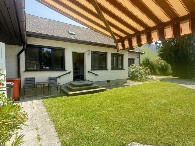 Famillienidylle: großes Einfamilienhaus mit Veranda und Wirtschaftsanbau mit wunderschönem uneinsichtigen Garten + DG Ausbaupotential!