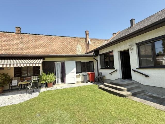 Famillienidylle: großes Einfamilienhaus mit Veranda und Wirtschaftsanbau mit wunderschönem uneinsichtigen Garten + DG Ausbaupotential!
