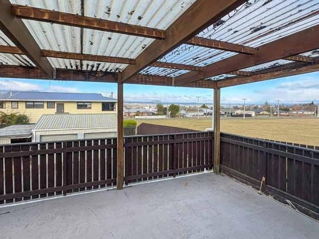 Family Friendly Home with Large Deck, Single Garage & Spacious Grounds
