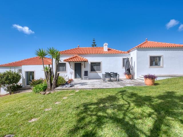 Family house with sea view in Atalaia