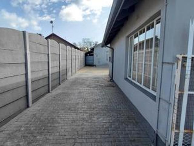 family home + 2 bed cottage in alberton