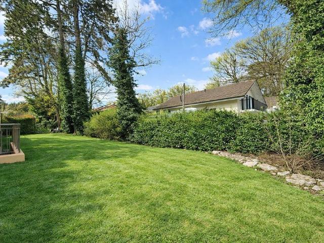 Family home with garden in Bellevue