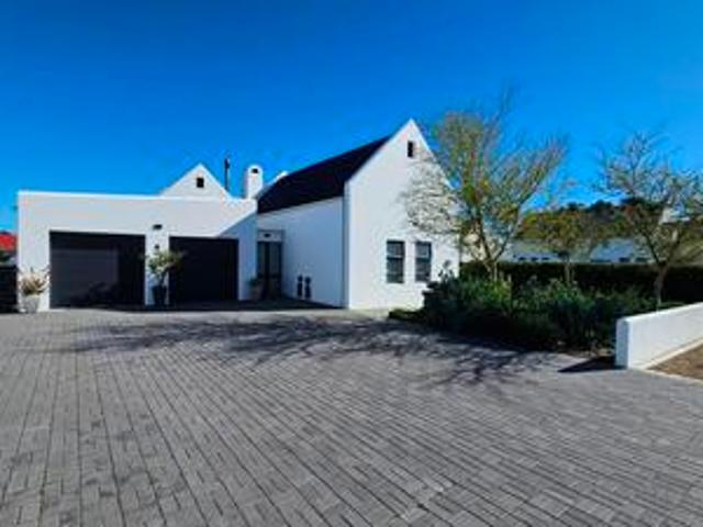 family home close to bbeach perfec.