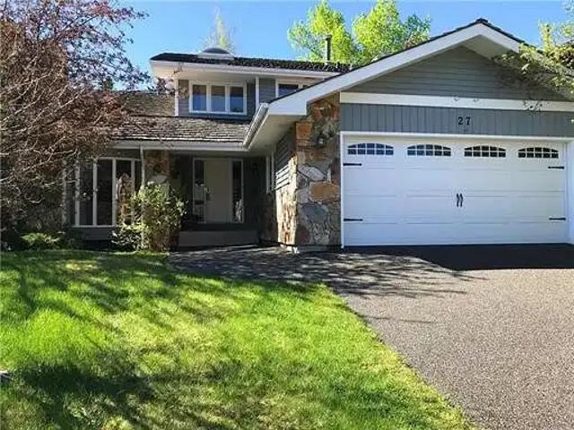 Family Home in Estastes Neighbourhood w/ mature trees, 15min to Downtown