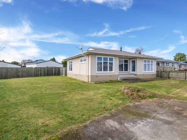 Family home, Lynmore School zoned