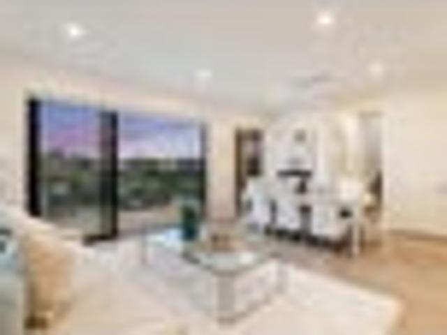 Family Haven Opposite Park with Stunning Views