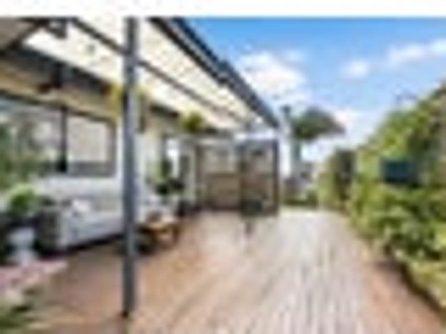 Family living, sea views & space for the boat