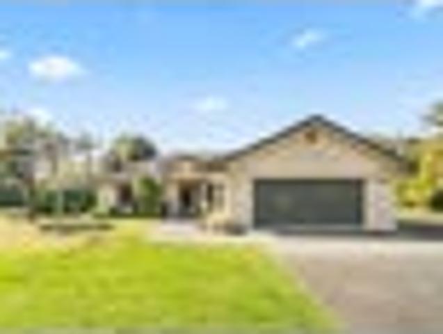 Family Living With Pool, Space And Convenience