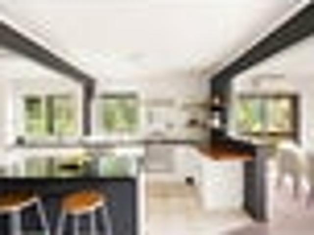 Family sized living in Titirangi