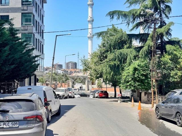Familyadan Veysel Karani Metro Çıkışında 2+1 Asansörlü Giriş Alt