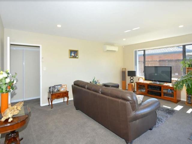 Fantastic 3 Bedroom Modern Townhouse In Great Location