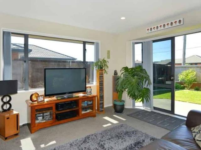 Fantastic 3 Bedroom Modern Townhouse In Great Location