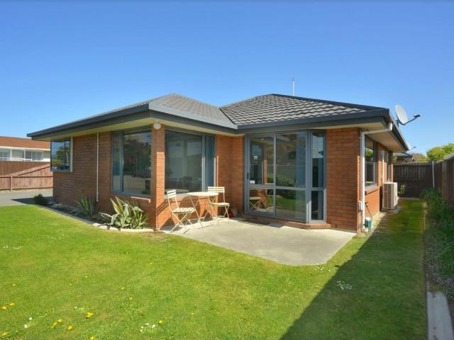 Fantastic 3 Bedroom Modern Townhouse In Great Location
