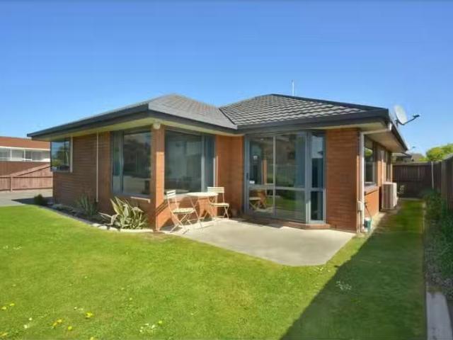 Fantastic 3 Bedroom Modern Townhouse In Great Location First.
