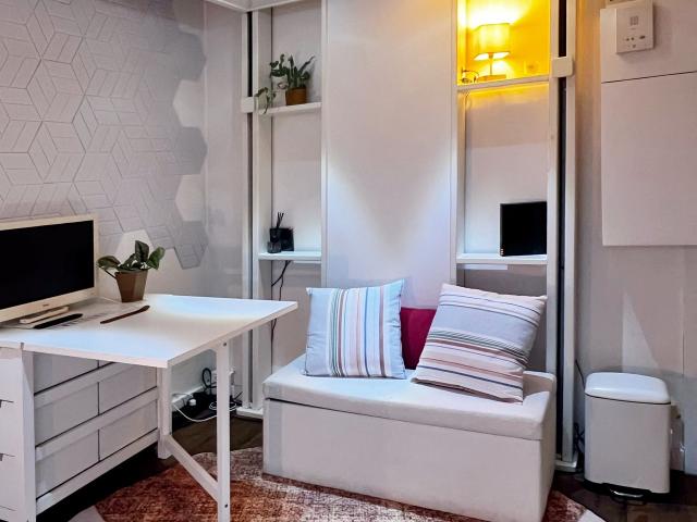 Fantastic, bright and functional studio in a dynamic neighborhood near the Alexandre Dumas metro station, Paris Amsterdam Apartments for Rent
