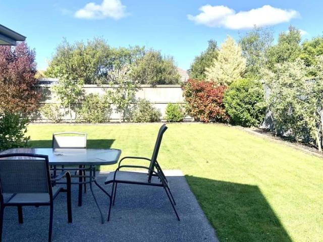Fantastic fully furnished family home situated in a quiet cul de sac in established subdivision!