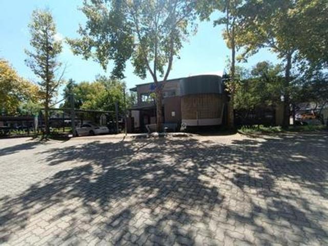 fantastic office of 483 m² to let in.